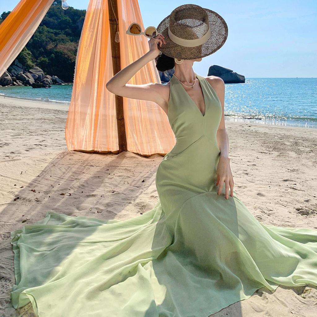 Green holiday style neck halter dress for women's spring and summer sleeveless v-neck slim fit, sexy, beautiful and good-looking a-word long dress