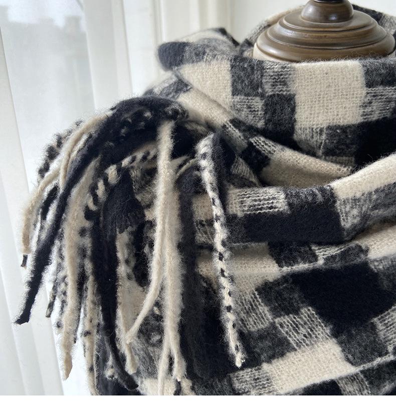 Eleganter Damen-Mehrfarbiger Tartan-Plaid-Schal mit Quastenfransen, Nicht dehnbar, Warmer dekorativer gewebter Schal für lässiges Wochenende, Winddicht, Weicher Komfort