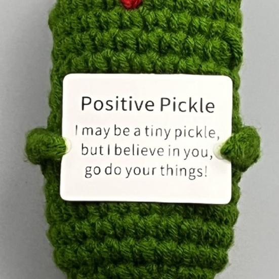 Ornamento de boneca de malha vegetal positiva engraçada mini boneca tecida à mão de pepino verde sorridente com cartão positivo decoração de boneca de tricô de fio de lã