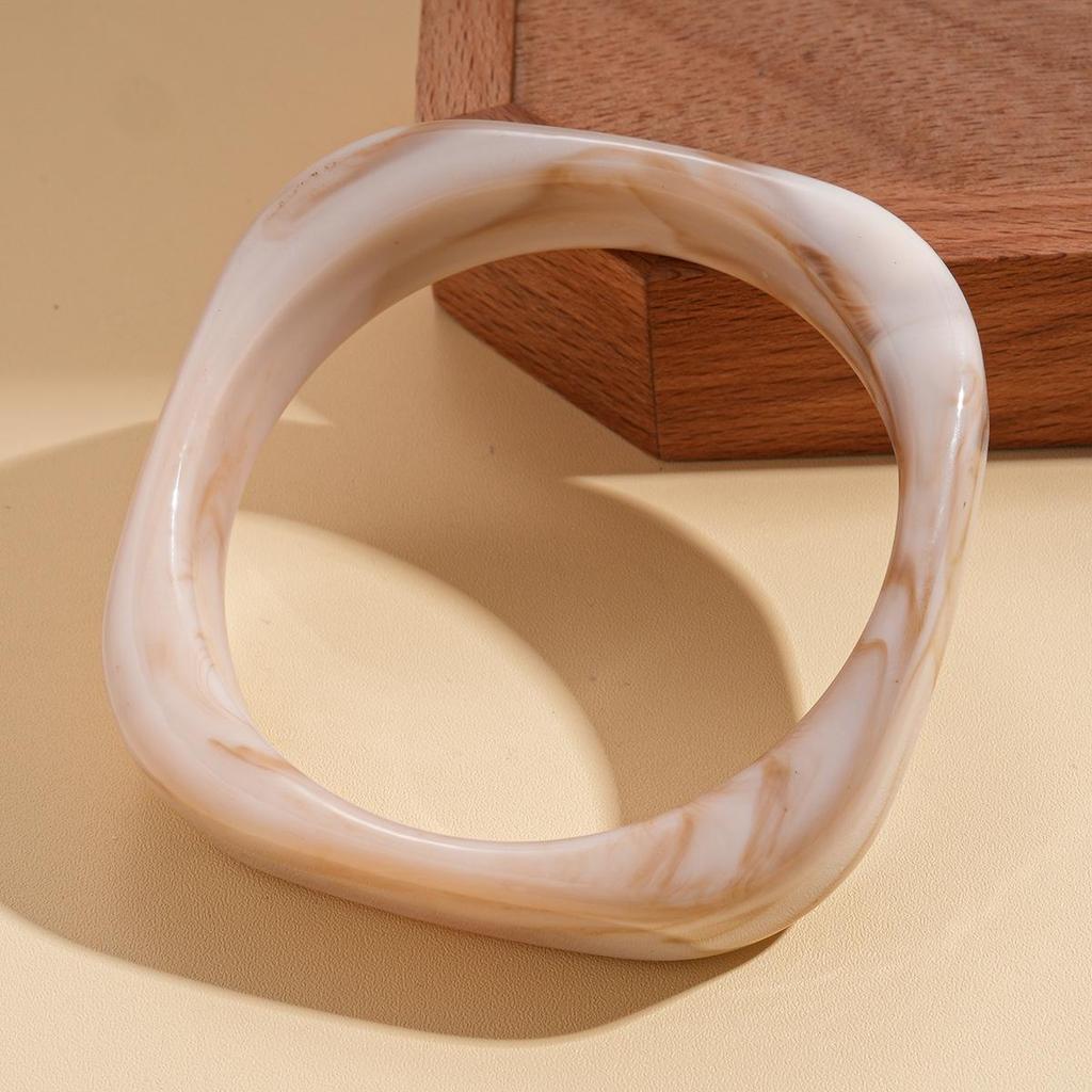 Unique Retro Resin Bracelet: Personalized Fashion Jewelry for Women