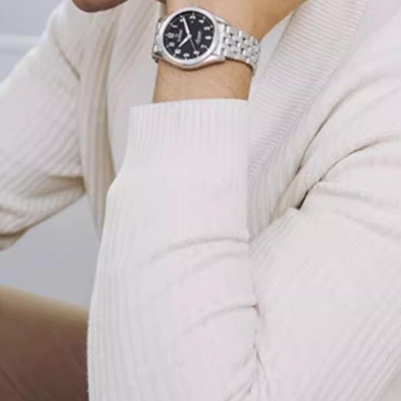 Titoni Pflaumenblüten Airmaster Serie Automatik Mechanisches Uhrwerk 50 Meter 40,5 mm Schwarzes Zifferblatt Edelstahlgehäuse Edelstahlarmband 83906-S-699
