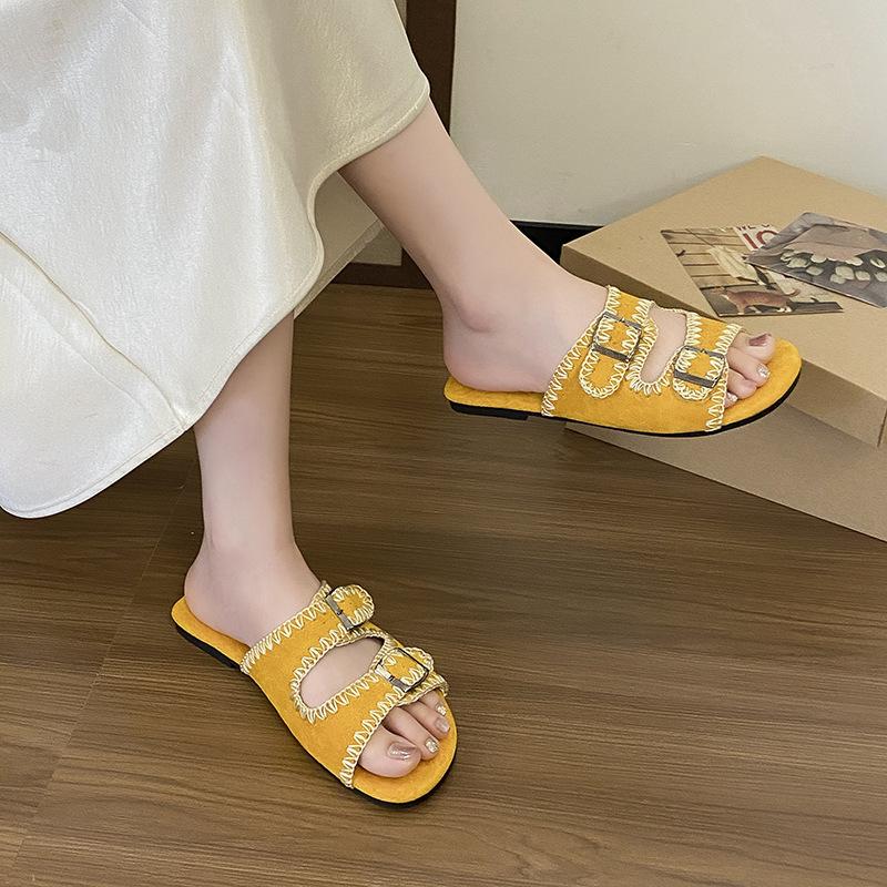 Cool slippers women's new belt buckle wear yellow 2025 outer wear flat-bottomed fashion summer outer beach one-word slippers