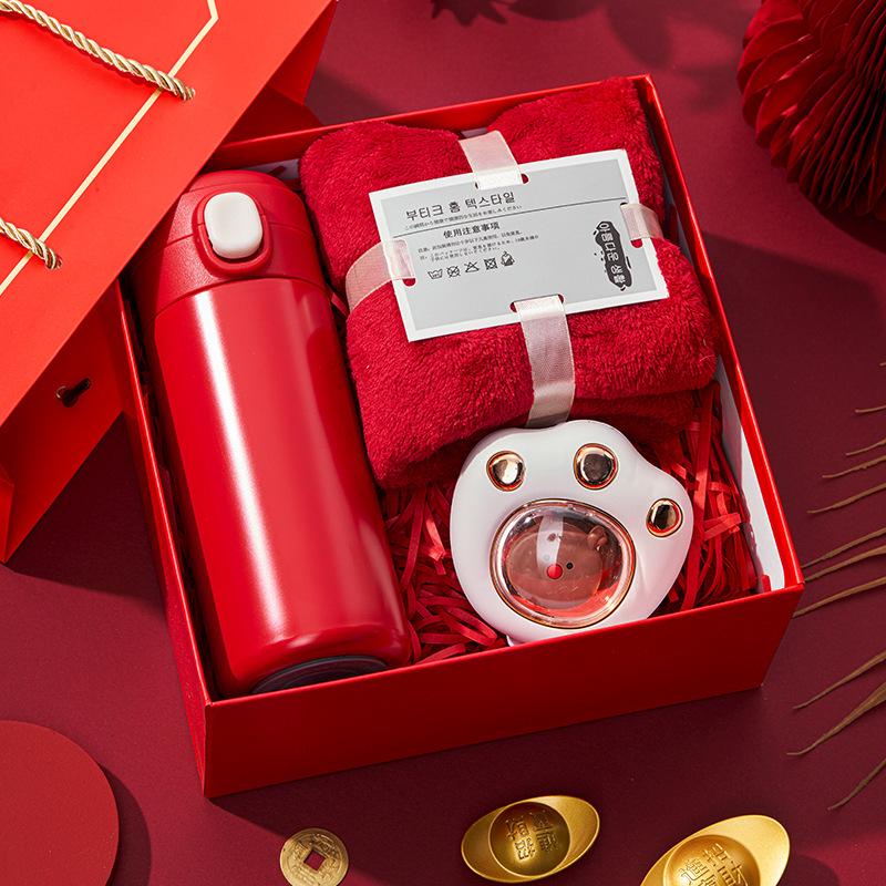 Employee and Client Gifts: Practical Souvenirs for Annual Meetings, New Year, and Weddings