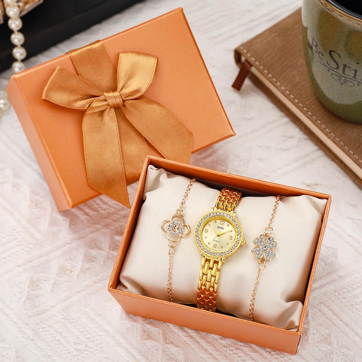 Women s Versatile Niche Simple Round Diamond-encrusted Dial Steel Belt Watch + Four-leaf Clover Rhinestone Flower Bracelet Set золотой