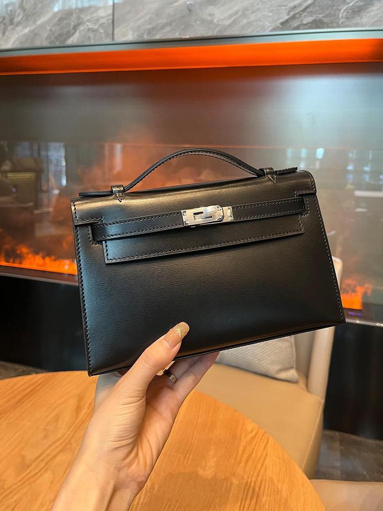 2025 Mini Black Kelly Bag der ersten Generation: Hochwertige vielseitige Lederhandtasche mit silberner Schnalle