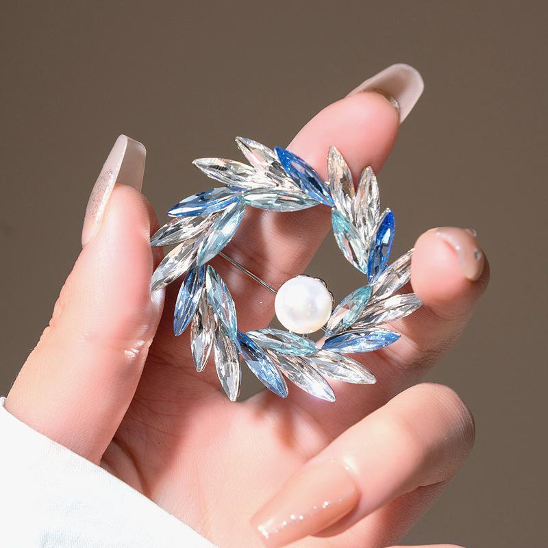 Elegante Kristall-Schmetterlingsbrosche - Funkelnde Damenmode-Anstecknadel für leichten Luxus-Anzug