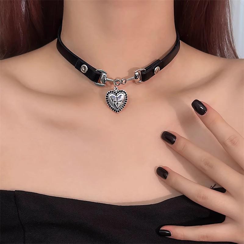 2025 High-End Gothic Punk Necklace: Y2K Dark Style Clavicle Chain for Women