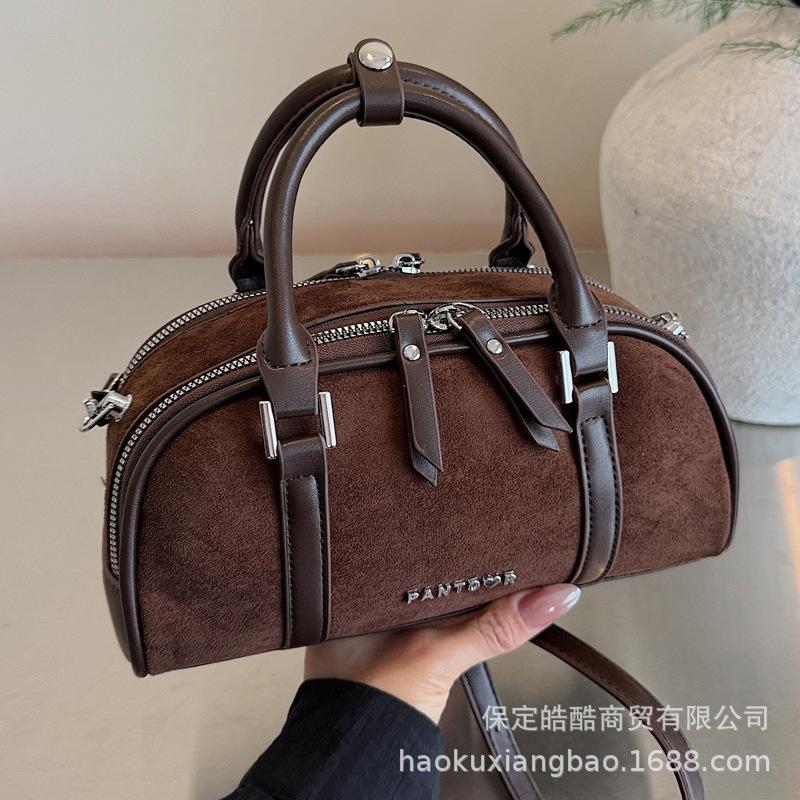 Premium sense niche bag women's autumn and winter 2025 new matte retro messenger bag casual explosion portable pillow bag