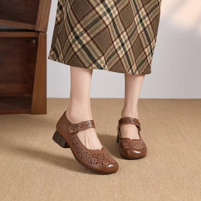 

Mom sandals women s new retro hollow breathable hole shoes comfortable soft sole thick heel Mary Jane single shoes 41 коричневий