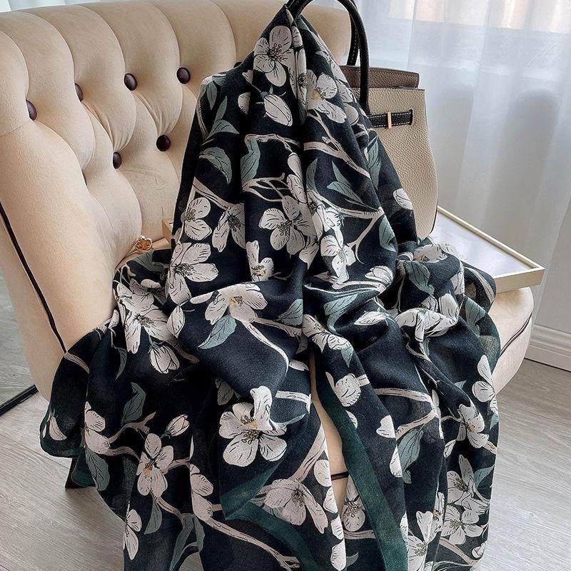 Luxury Brand Autumn and Winter Women New Style Fashion Color Matching Print Silk Scarf Lady Popular Headcloth Beach Shawl