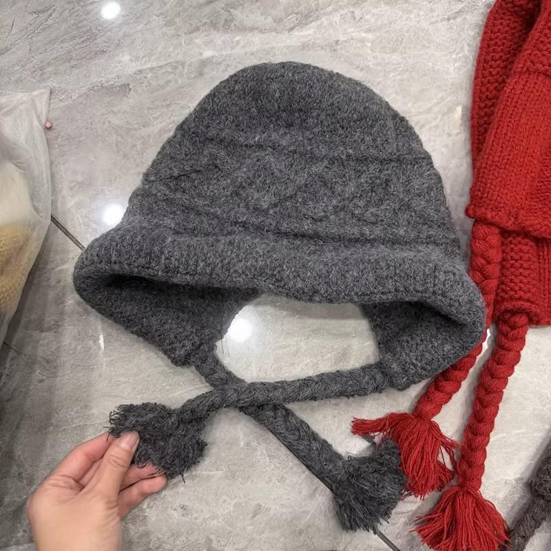 Sweet and cute red knitted hat, warm in autumn and winter, thickened ear protectors, small wool hat, Rafa hat.