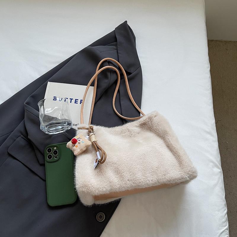 

New plush bag fashionable versatile commuter furry messenger bag ins Korean version solid color autumn and winter armpit tote bag With pendant хаки
