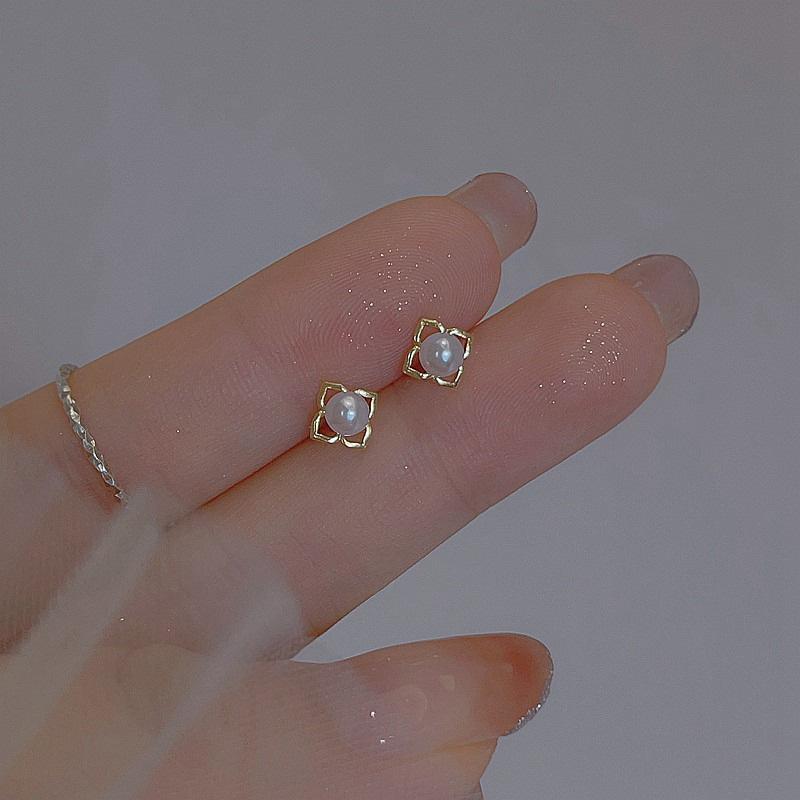 

Серьги-гвоздики в форме клевера, женские простые нишевые серьги с маленьким жемчугом, лето