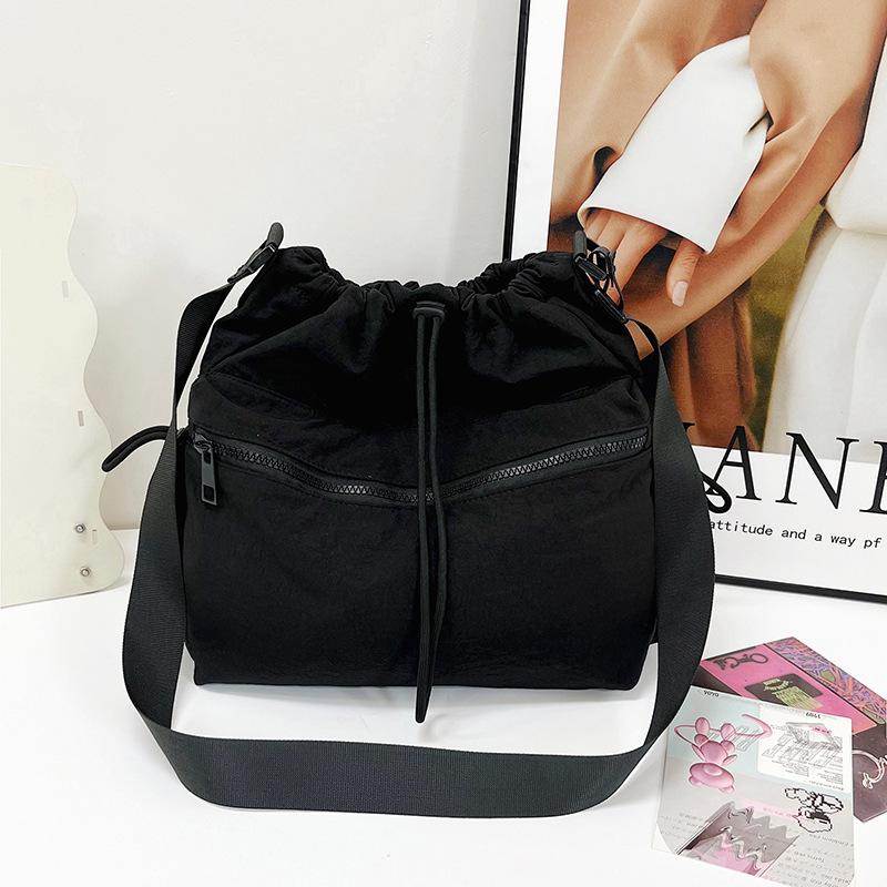

New Korean version pull rope pleated bag women s nylon fashion casual shoulder bag large capacity simple and lightweight messenger bag bag чорний