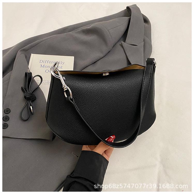 Niche design dumpling armpit bag 2025 summer new shoulder messenger bag high-end versatile lychee pattern saddle bag
