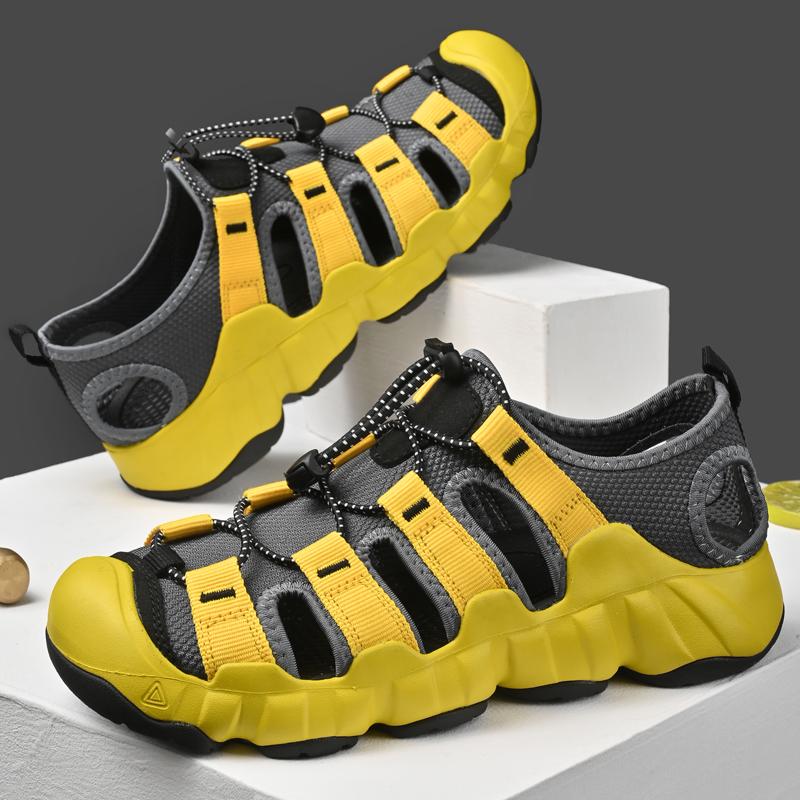 Fashion Outdoor Male Beach Shoes Anti-collision Toe Man Sandals 2025 New Roma Flats Vintage Style Men Summer Shoes Leather Men's Sandals