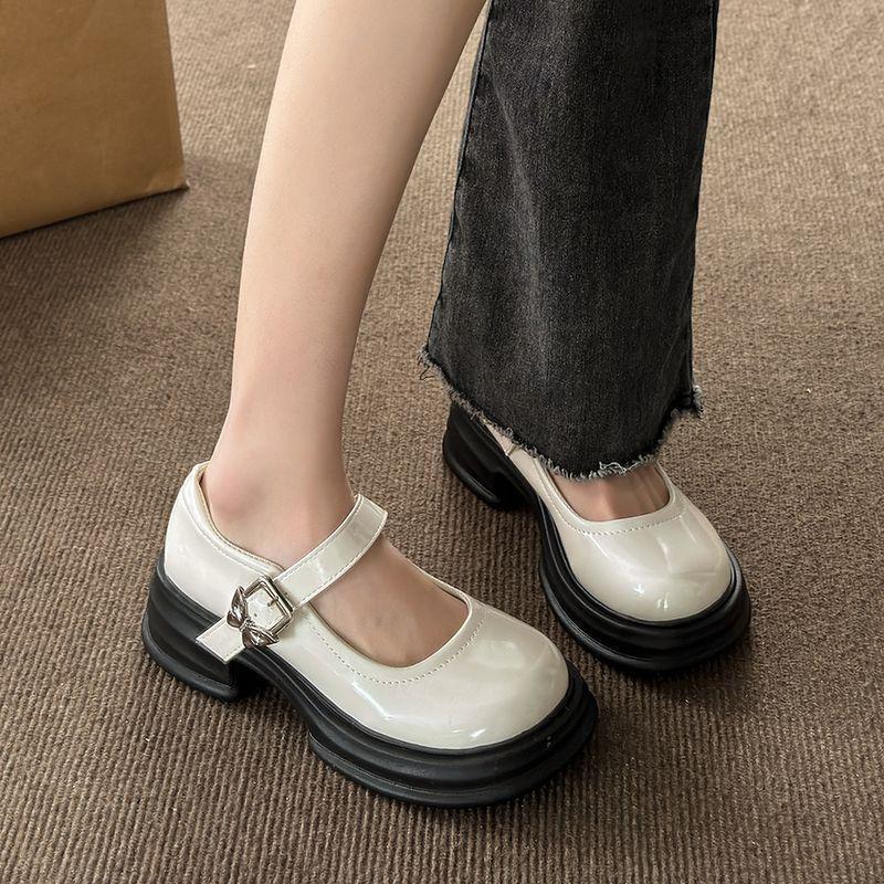 Französische weiße Retro Mary Jane Schuhe Damen Frühling und Herbst 2025 neu Metall Ein-Wort-Schnalle mit dickem Absatz Plateau kleine Lederschuhe
