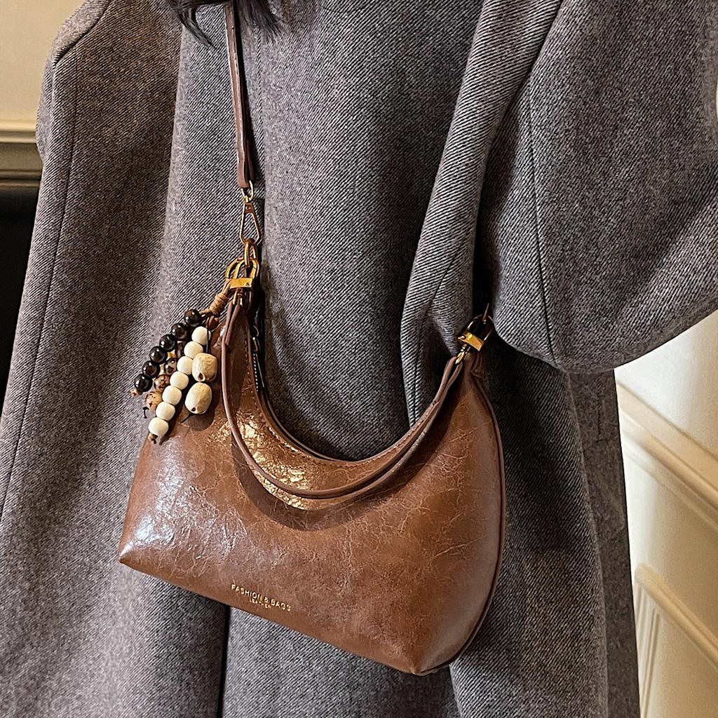 Niche texture underarm bag women's 2025 new retro oil wax leather casual shoulder bag fashionable simple messenger bag