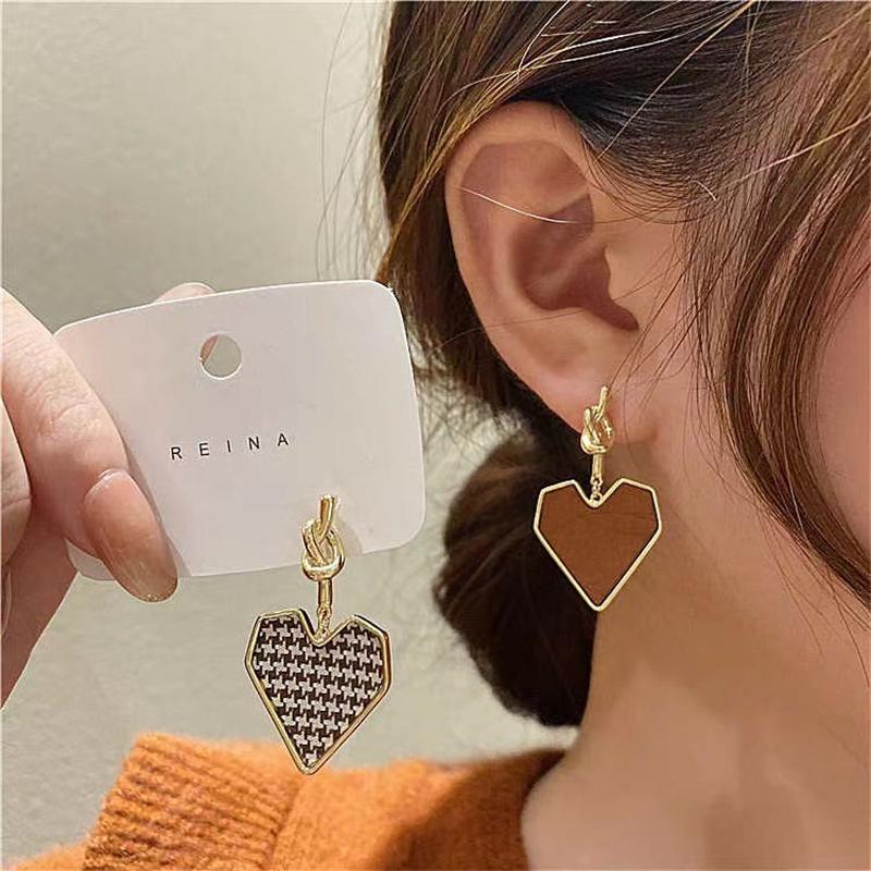Elegant White Shell Heart Pearl Earrings For Women Sweet Gold Tone Dangle Earrings