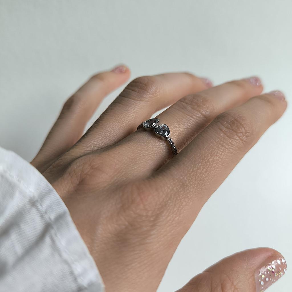 Серебряное кольцо с фианитами, вес изделия 1,38 гр (2209645)