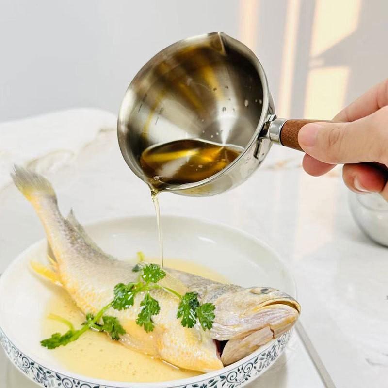 

Wooden handle 200ml304 stainless steel oil splashing pot hot pour fried pepper small pot sugar sauce milk cup