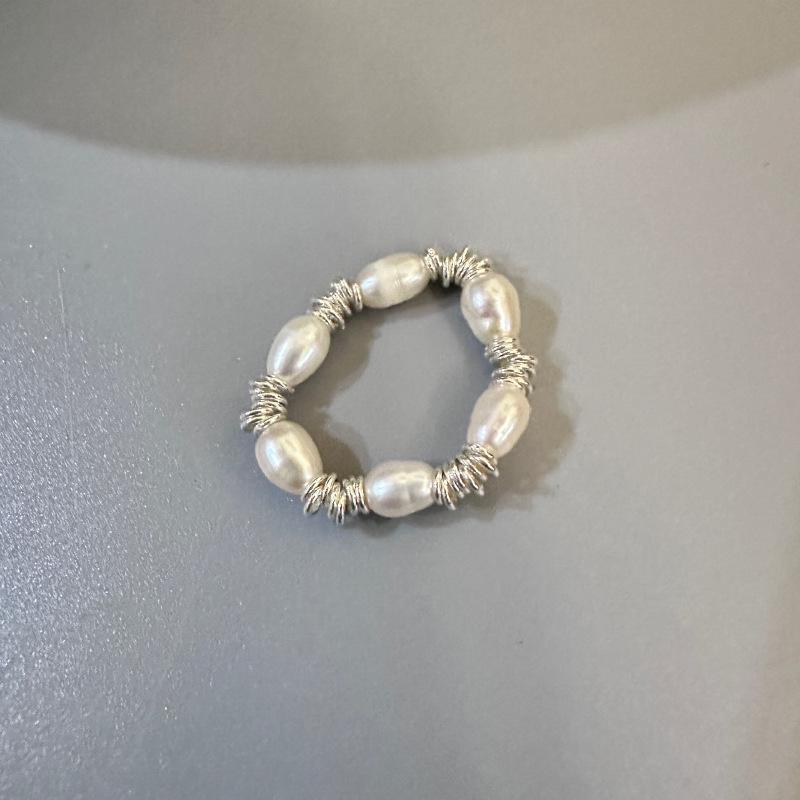 

Плетеное кольцо с корейским жемчугом и черным агатом - модный роскошный женский аксессуар