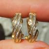 Design ear buckle women, fashionable French elegant niche jewelry, geometric stripes super