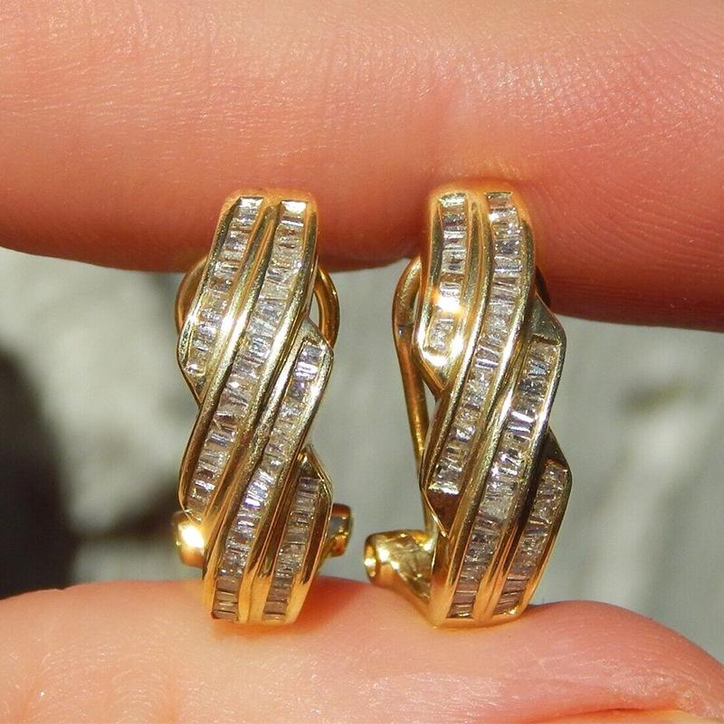 Design ear buckle women, fashionable French elegant niche jewelry, geometric stripes super