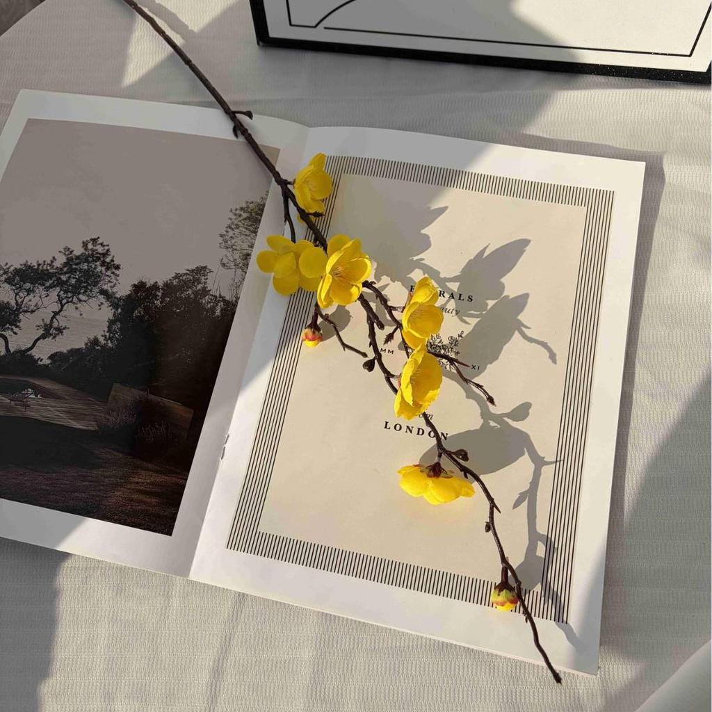 Künstlicher Winterstrauß mit Pfirsich- und Pflaumenblüten zur Innendekoration