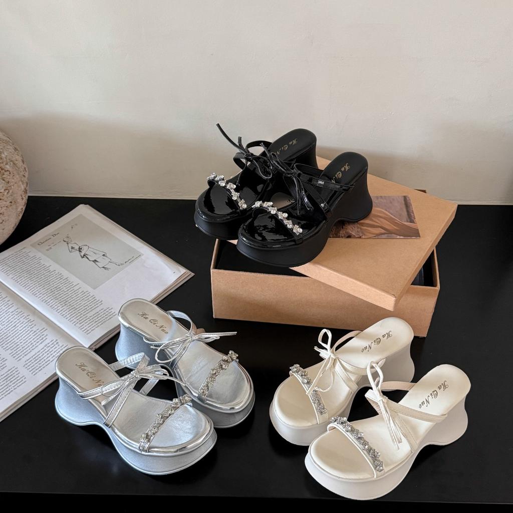 High-end Fashion Versatile Slippers 2025 Summer New Outer Wear Thick-soled One-word Drag Casual Beach Shoes Cool Slippers