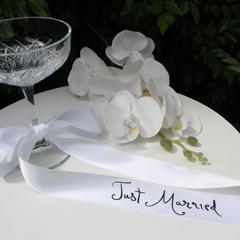 

5pcs Just Married White Bow Ribbon Champagne Tower Bow Placecards Wedding Drink Tag Bachelorette Party Supplies Bridesmaid Gift 5pcs