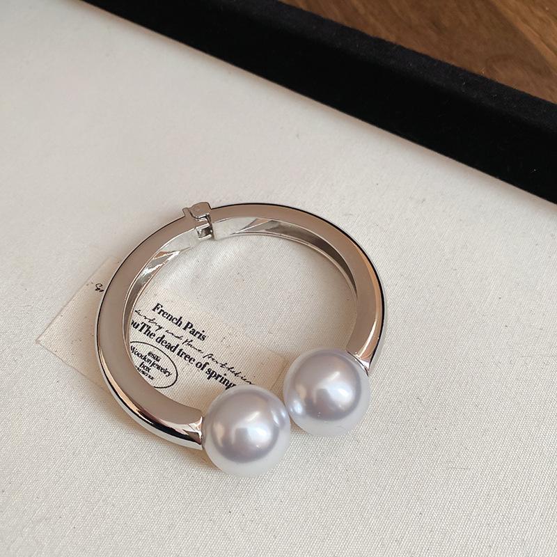 Schickes High-End-Metallarmband: Eleganter, Einzigartiger und Mutiger Damenschmuck