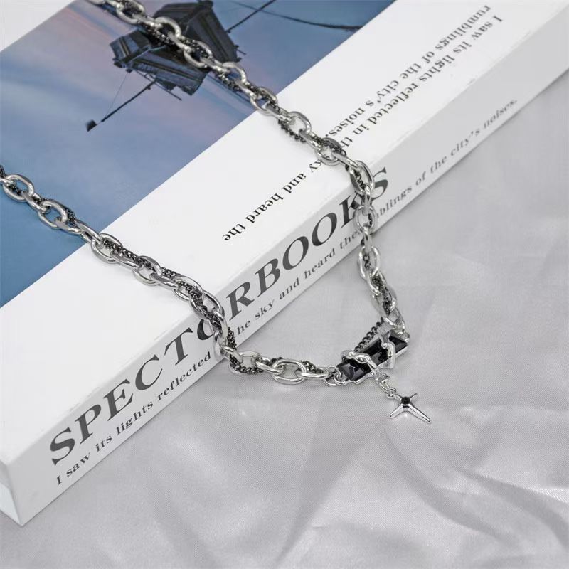 

New niche design wrapping black gemstone cross splicing necklace men and women senior jumping titanium steel collarbone chain tide