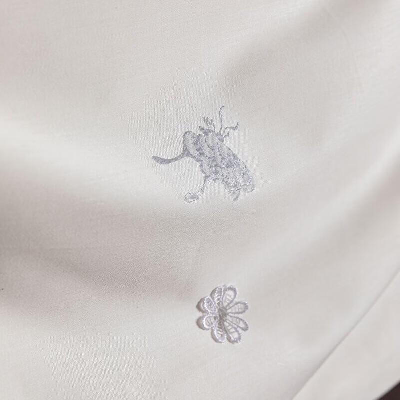 Belle Anna 60-Count Sateen Jacquard Nano Pearl Fiber Quilt