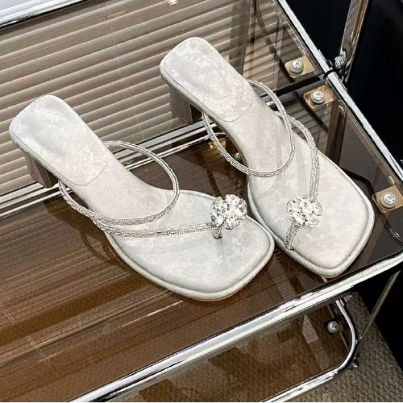 Wunderschöne große Strass-Blumen-Slipper für Damen-Sommerbekleidung 2025 neu französische Zehensteg-Sandalen mit dickem Absatz und Rock