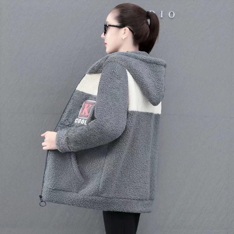 Damski sweter-płaszcz z haftem, blokami kolorów, z wełny jagnięcej - Średniej długości, podszyty polarem, sztuczne futro, luźny krój, Moda jesień/zima