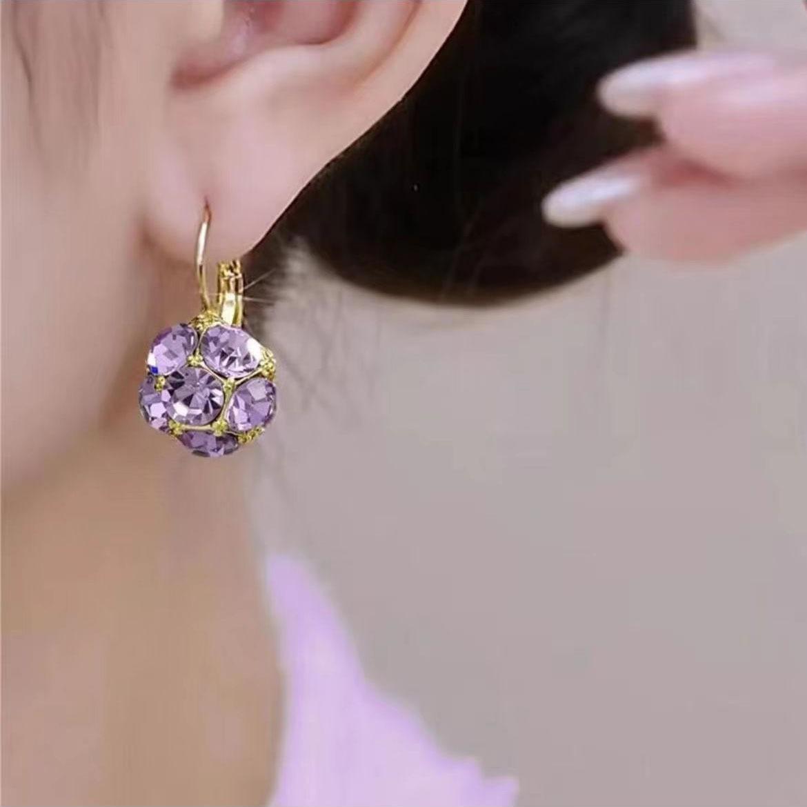 

Елегантні сережки-кришталеві кулі Нова осінньо-зимова колекція: Вічний, маленький, вишуканий дизайн із повними діамантовими акцентами для модного штриху фіолетовий