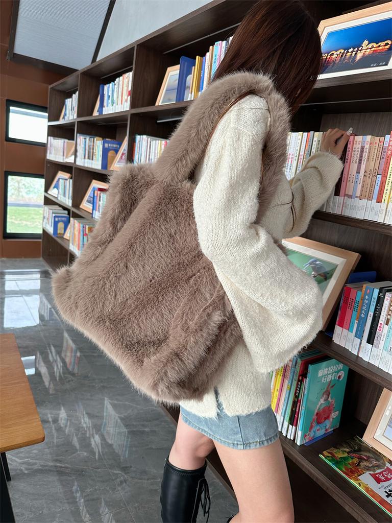 Women Large Heart Shaped Plush Shoulder Bag Warm Faux Mongolian Fur Soft Hobo Handbag Casual Shopper Tote