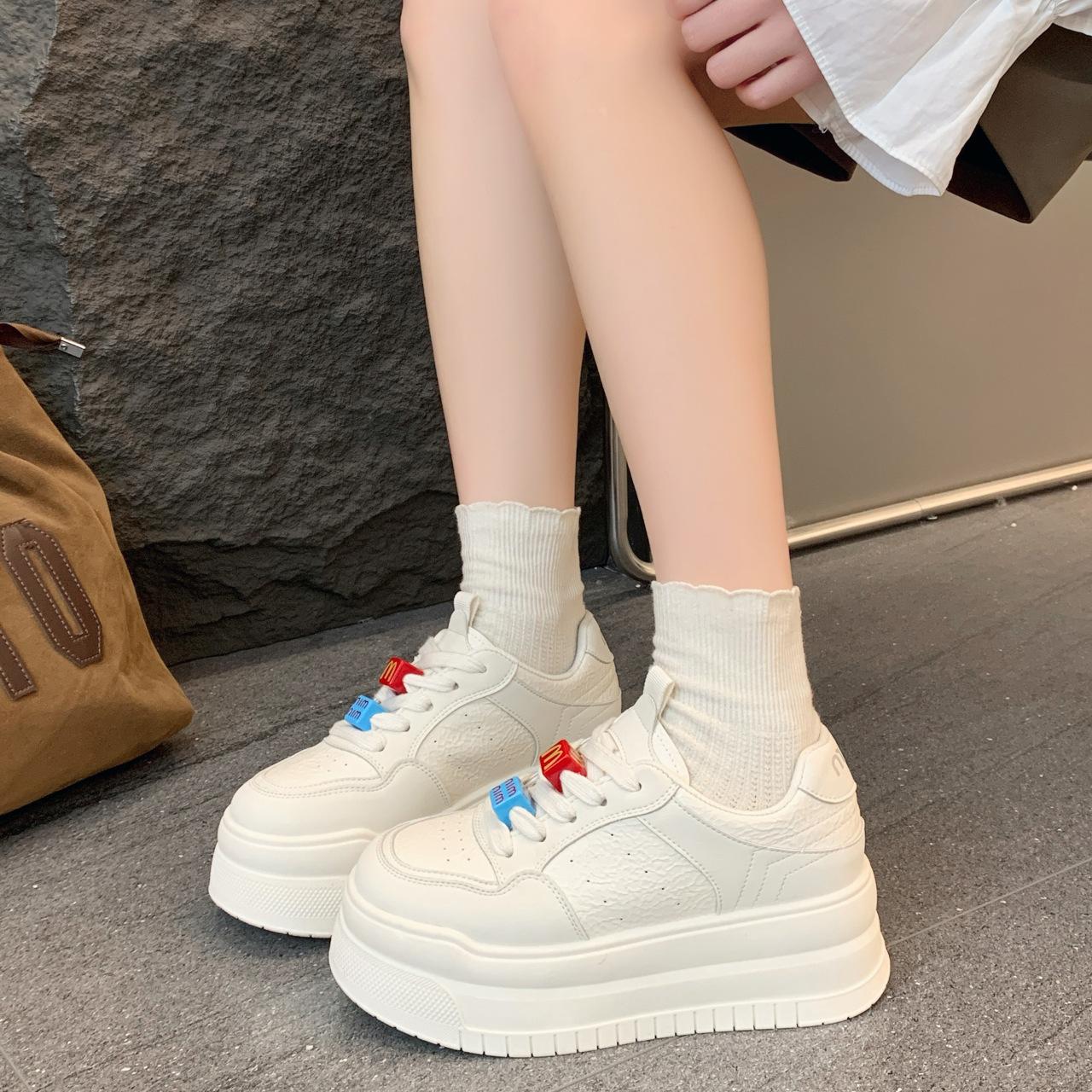 

Универсальные маленькие белые туфли на толстой подошве, увеличивающие рост, женские новые модели 2025 года популярны в этом году, популярны среди интернет-знаменитостей, легкие и не 40 белый