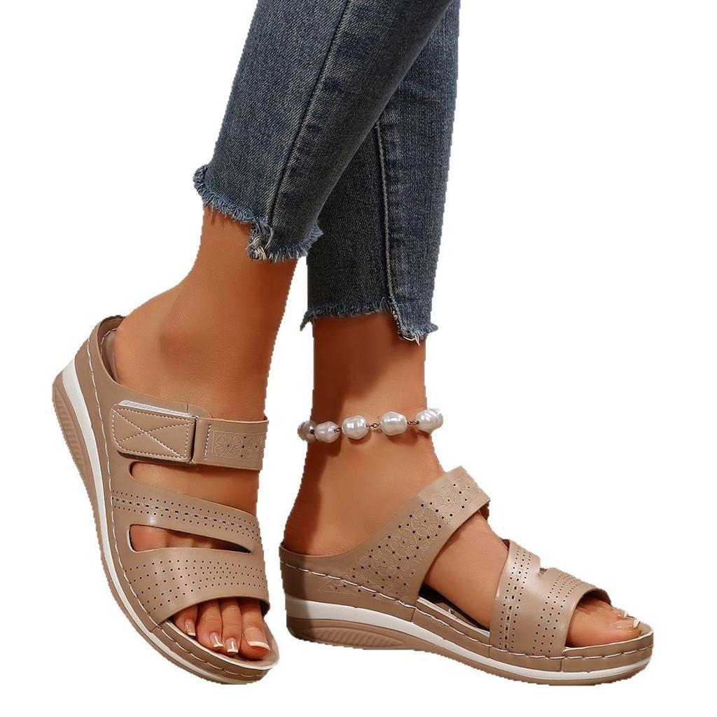 Europäische und amerikanische hohle Plateau-Damenschuhe Sommer Keilabsatz Ein-Wort Strand coole Hausschuhe