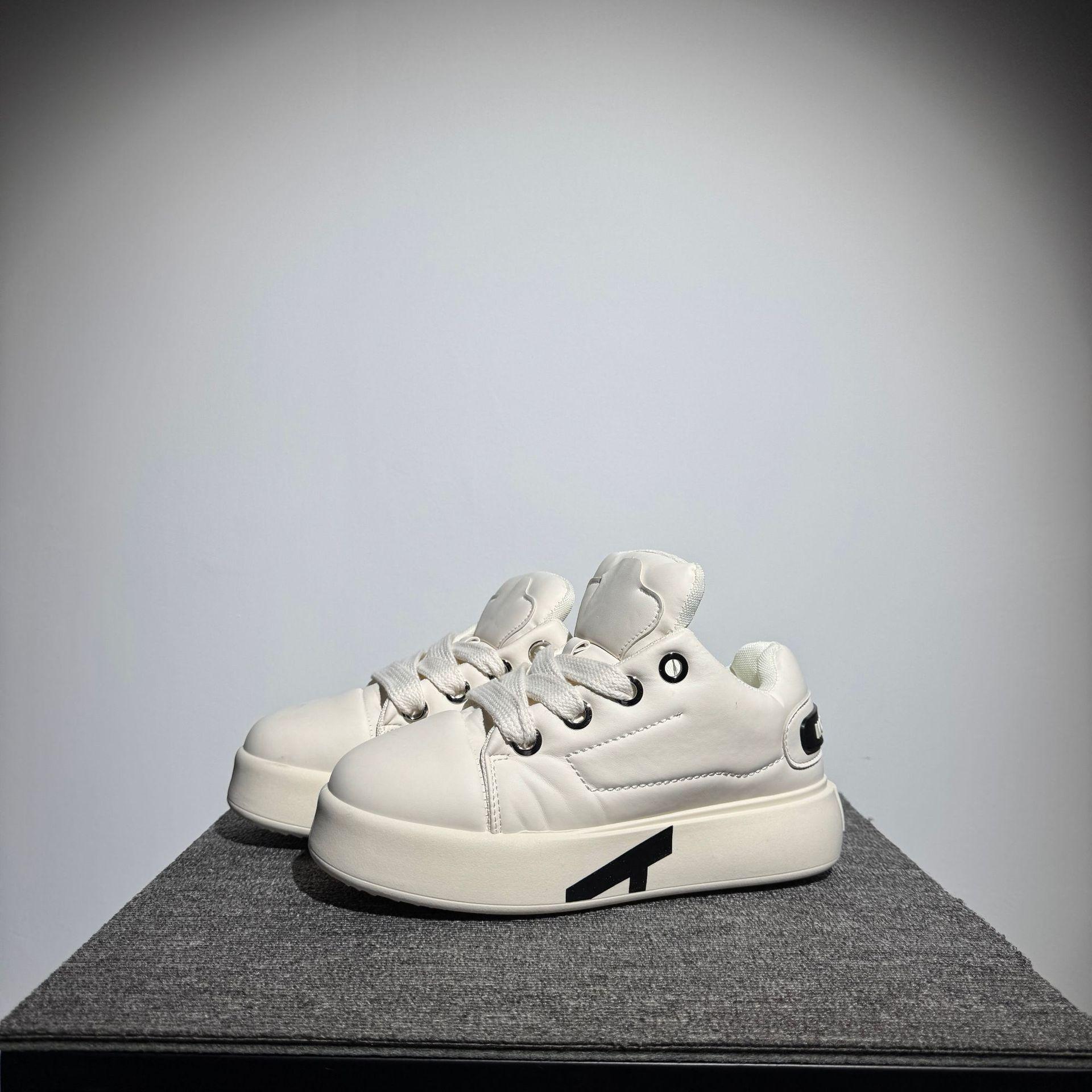 

2025 мужская обувь весна новые спортивные туфли на платформе белые туфли молодежные кожаные усиливающие поверхность модные повседневные макетные туфли 39 белый