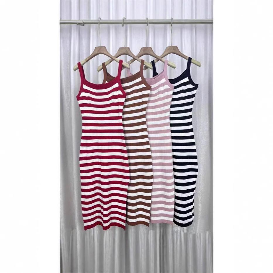 

Летнее женское полосатое вязаное платье миди на тонких бретелях, облегающее платье-майка в стиле hot girl с разрезом One Size розовый