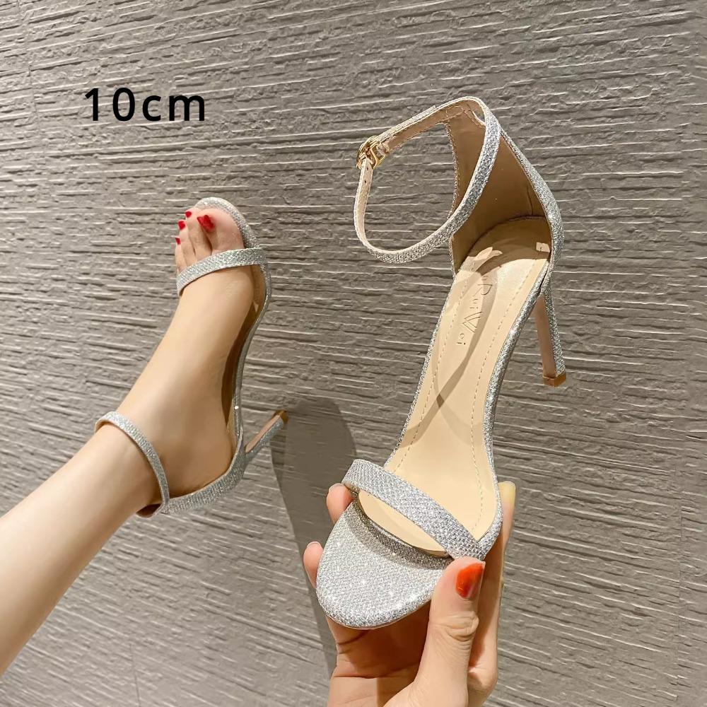 Женские сандалии с серебряным ремешком — фото 15