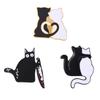 Schwarz-weiße Katze Emaille Brosche: Niedliches Kätzchen mit Messer & Katzen umarmen Design