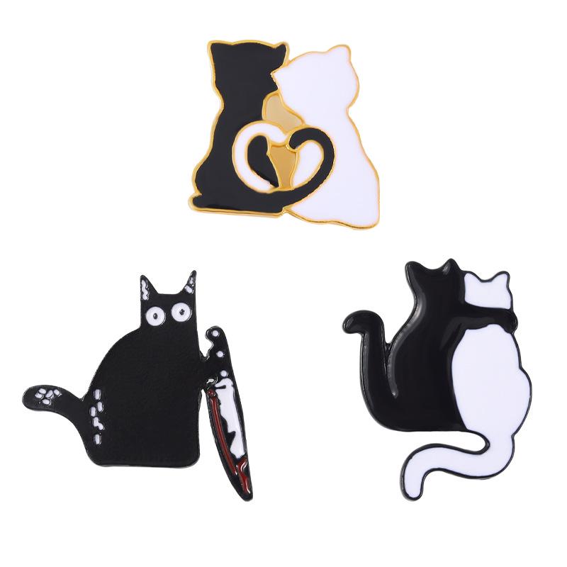 Schwarz-weiße Katze Emaille Brosche: Niedliches Kätzchen mit Messer & Katzen umarmen Design