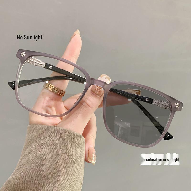 Anti-blue Light Glasses: Stylish Large Frames for Female Students and Trendy Prescription Glasses for Men.