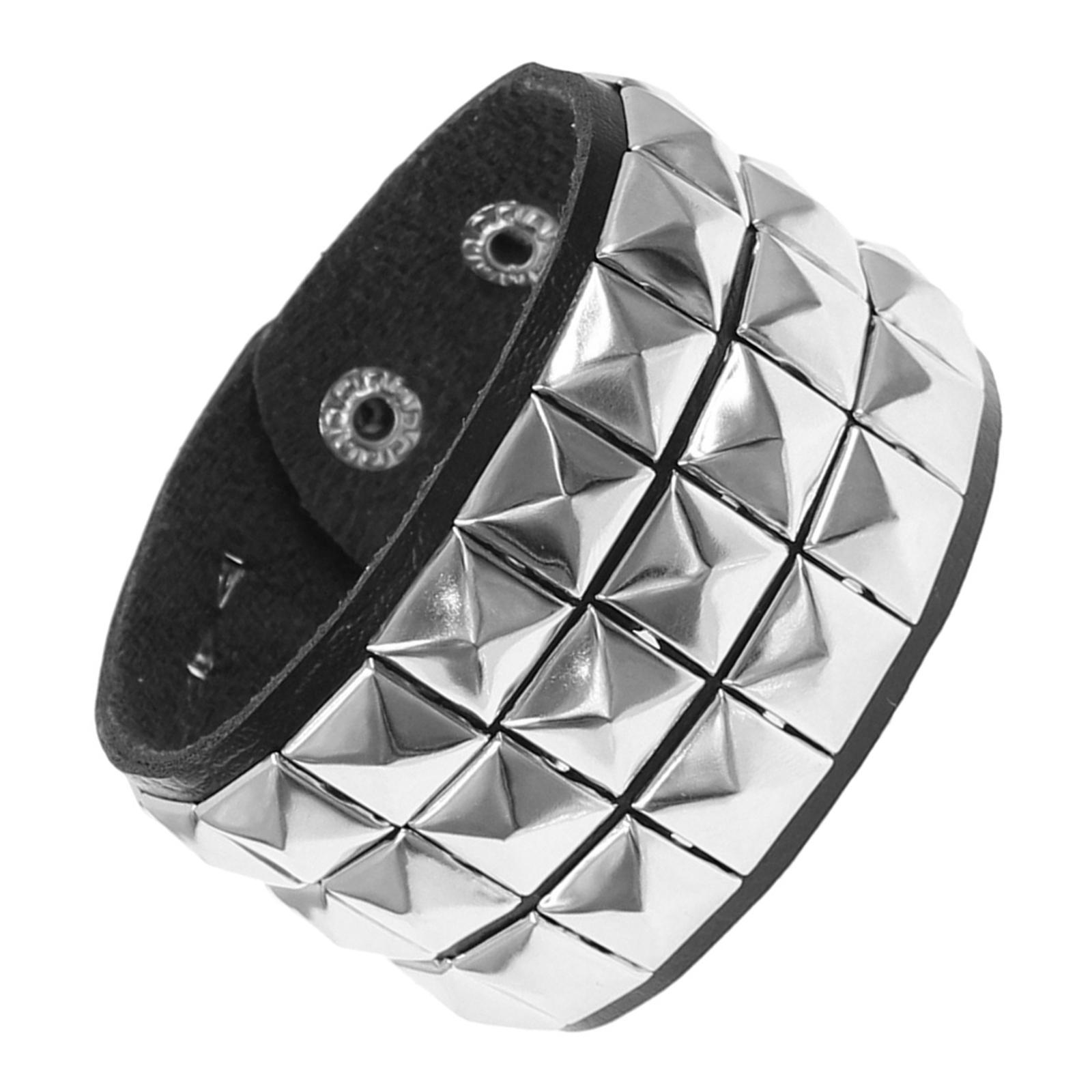 

Кожаный панк-браслет с квадратными заклепками. Эффектный браслет с кожаной текстурой. Идеально подходит для любителей рока и законодателей моды. 3