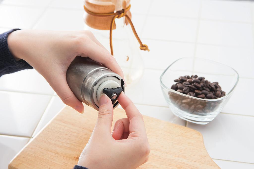 Kawasaki syntetisk harpiks kaffemølle Sølv bønner Kapasitet 30g Keramisk rustfritt stål kaffemølle Hammer håndmalt MI-011