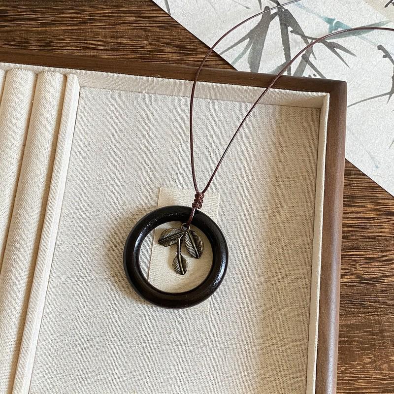 High-End Women's Retro Oval Geometric Resin Necklace
