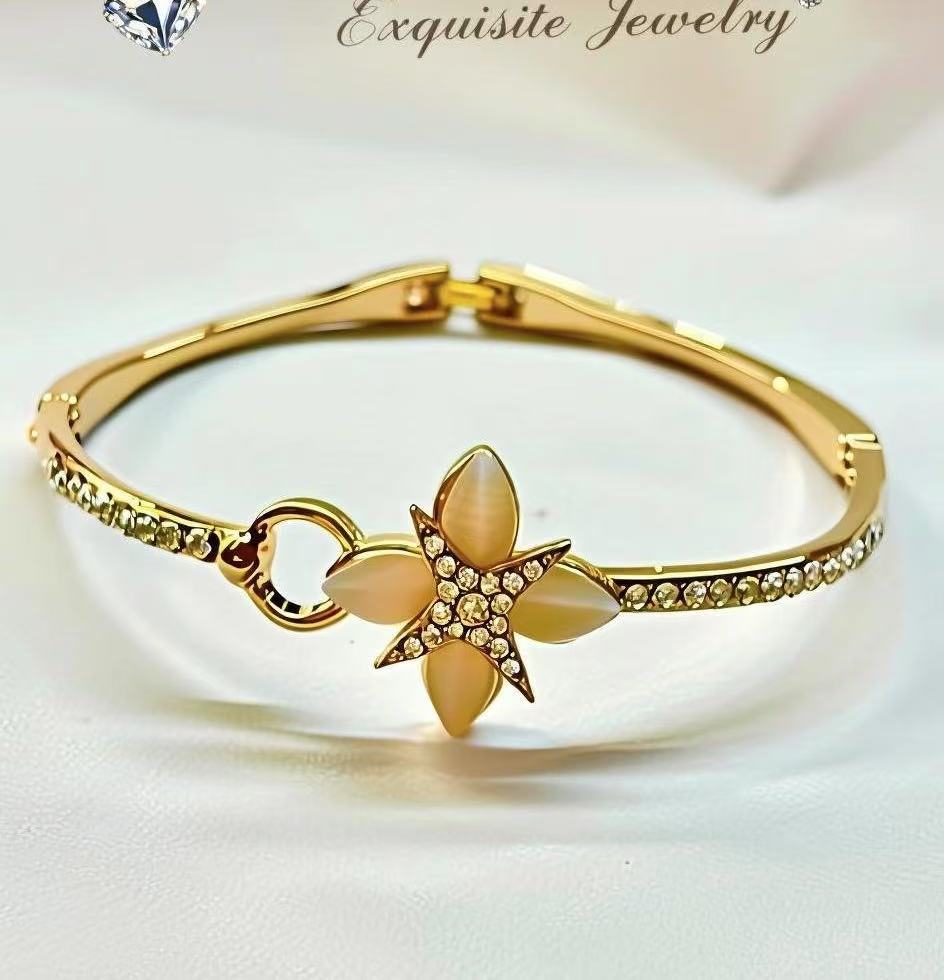 

JMXD Clover Heart Bracelet for Women Full Crystal Bangle Trendy Elegant Statement Jewelry Luxury Style Fashion Wrist Accessories золотой